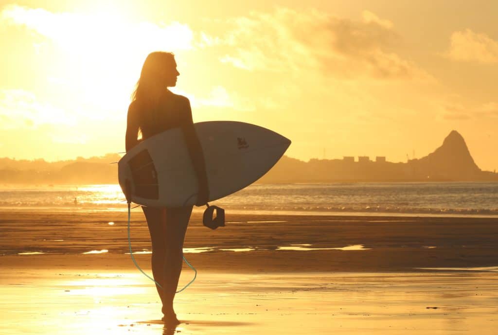 Woman_surfing_on_beach